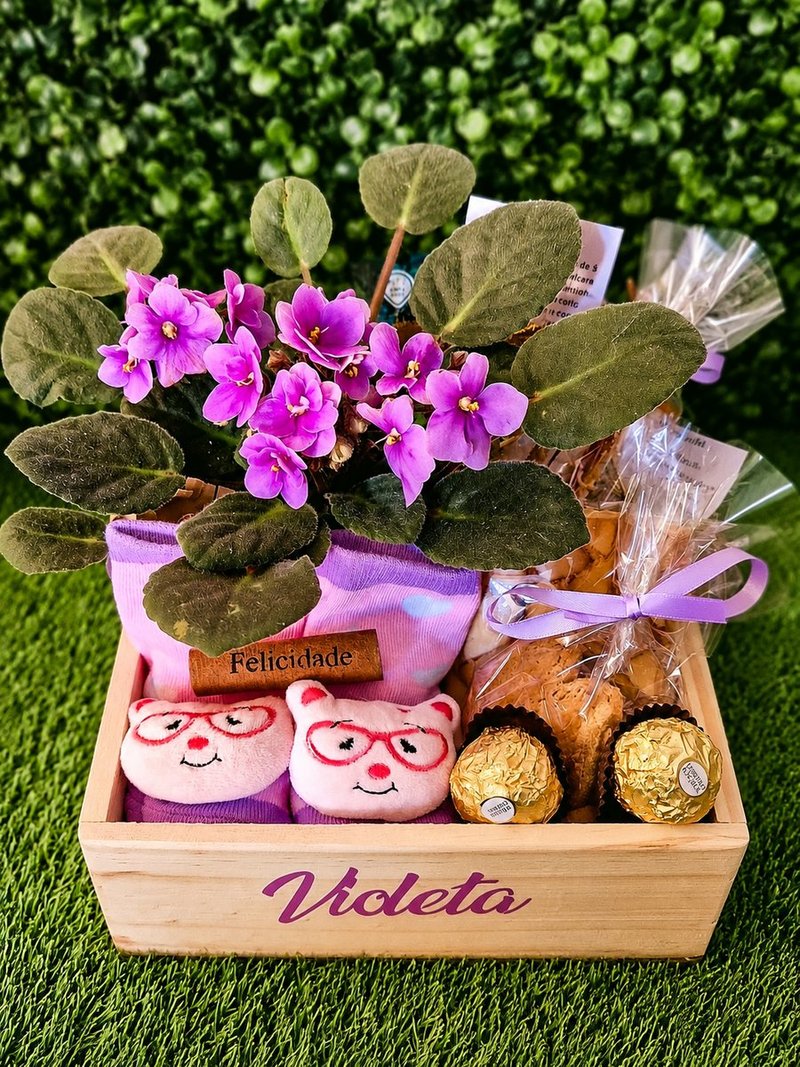Cesta de maternidade Doce Chegada em caixa de madeira com flores violetas, doces e laço lilás