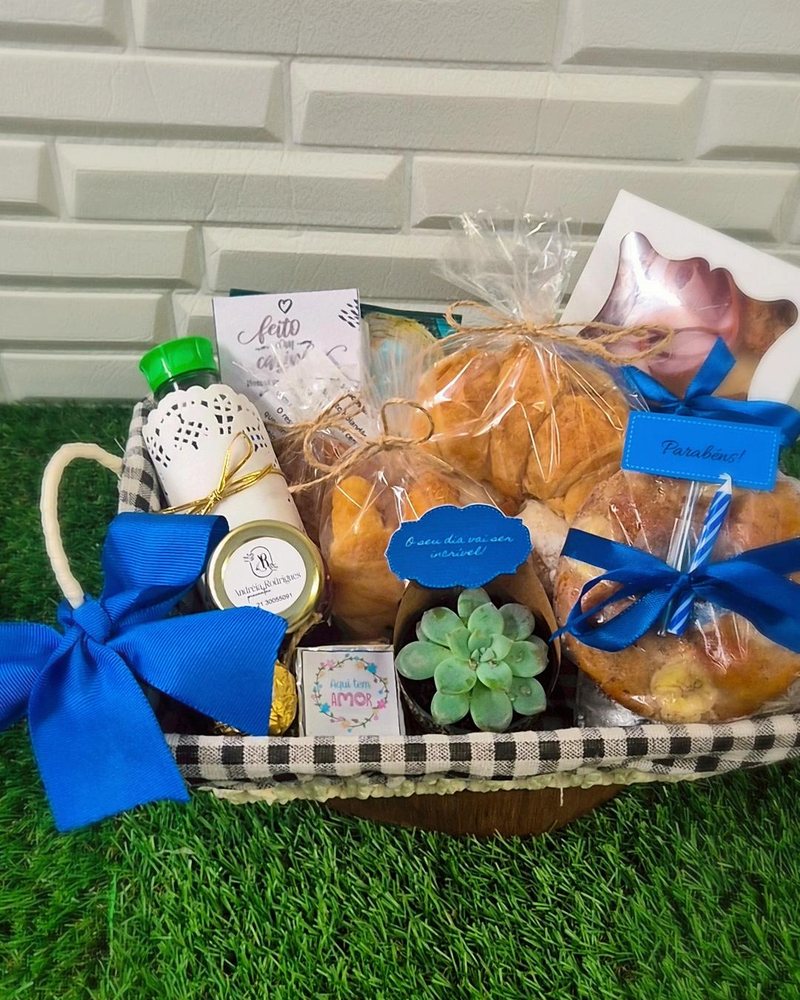 Cesta de café da manhã com pães, frutas e laço azul